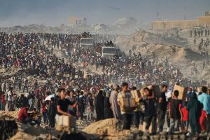 Hình ảnh cho thấy đám đông người Palestine tuyệt vọng đang vật lộn để lấy thức ăn